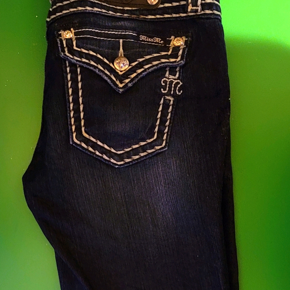 Dark wash capri jeans.